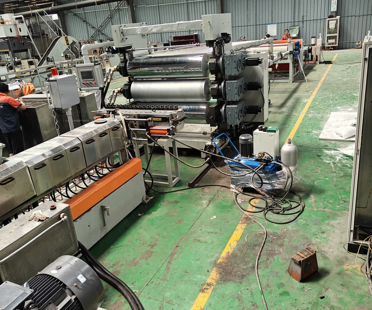 內(nèi)飾片材擠出機(jī)_玖德隆機(jī)械有限公司_專(zhuān)業(yè)廠家